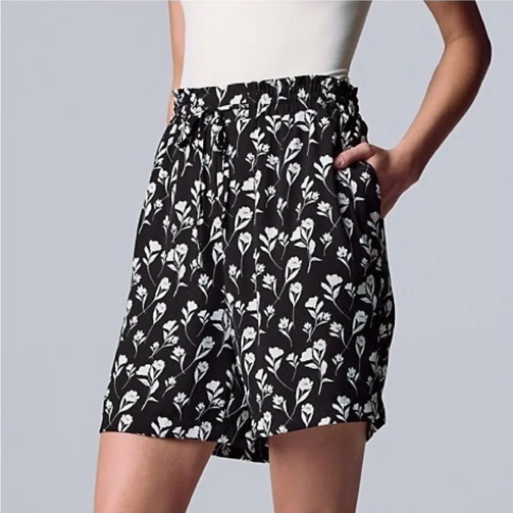 Simply Vera Vera Wang Womens Shorts Sz S Lined Black White Flowers Pockets A-6 - Picture 1 of 8